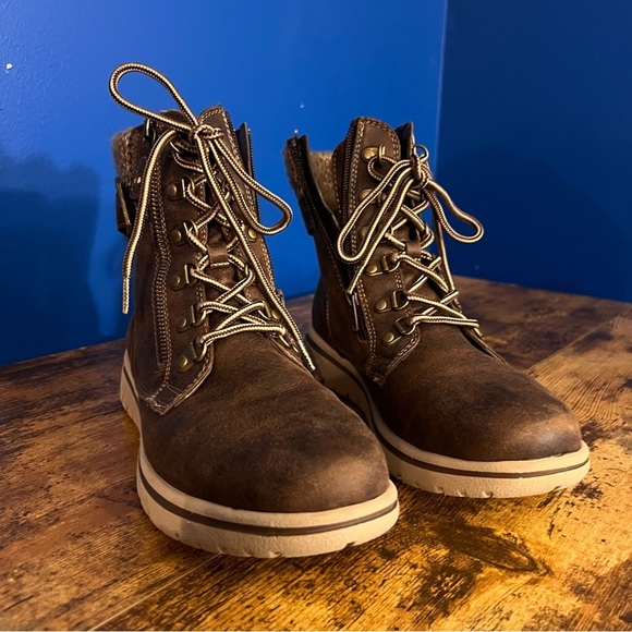 Cliffs by White Mountain Ankle boots. Brown with sweater collar. Women’s size 9. - Picture 2 of 6